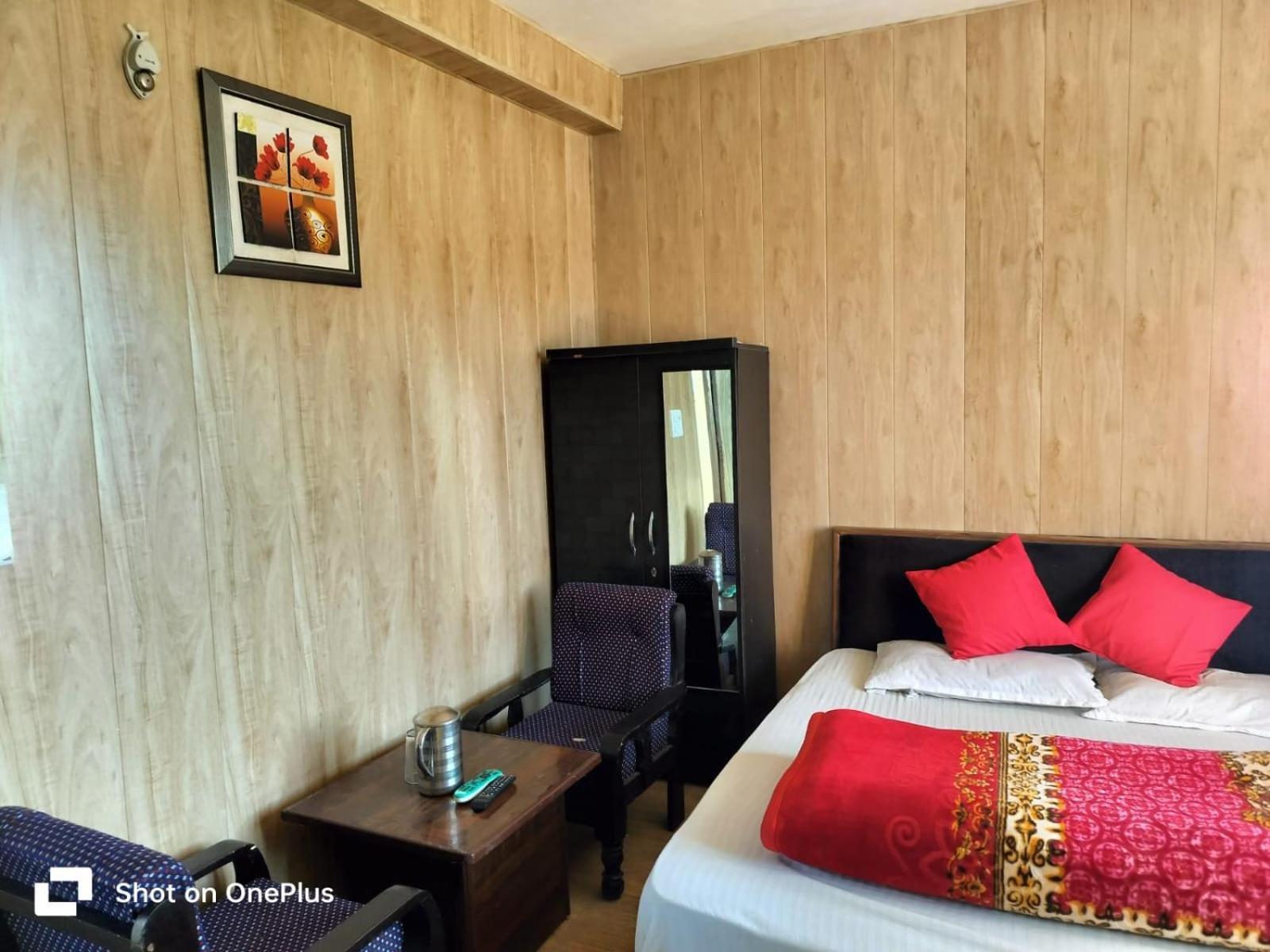 Silver Dew Resorts And Restaurant Dhanaulti Exteriér fotografie