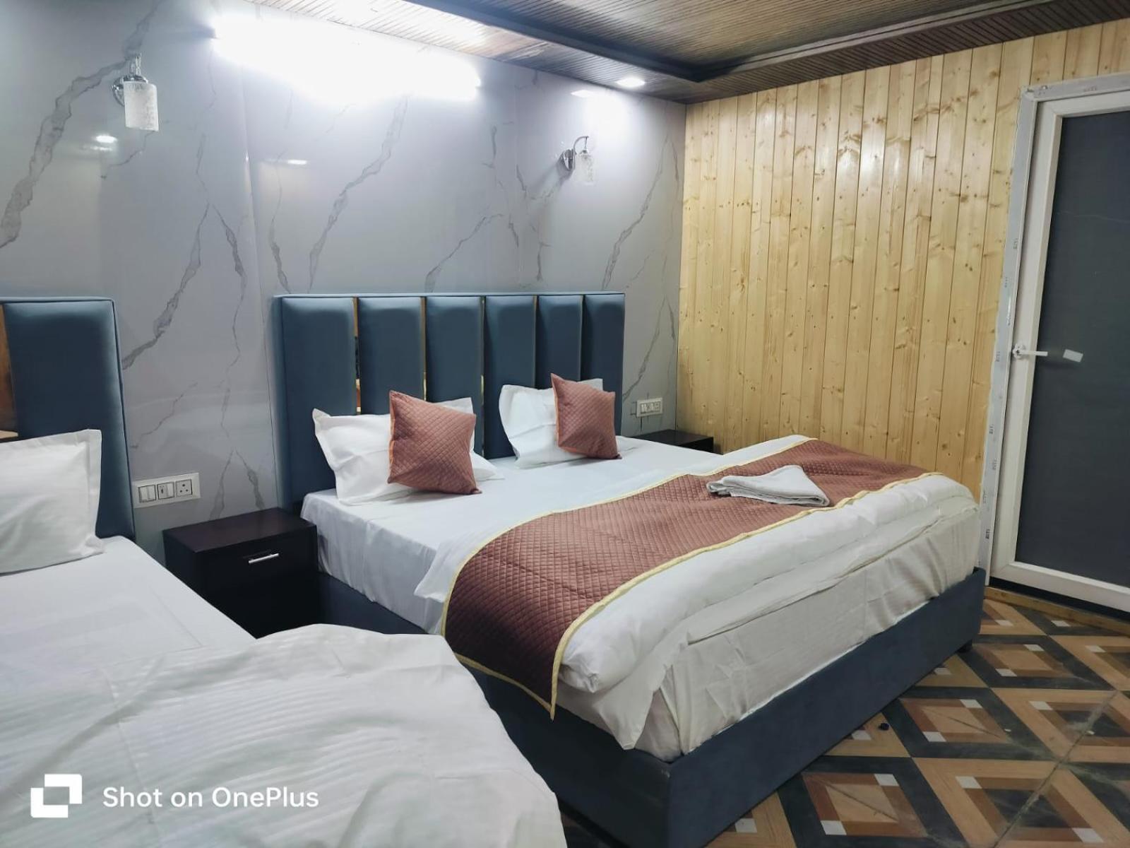 Silver Dew Resorts And Restaurant Dhanaulti Exteriér fotografie